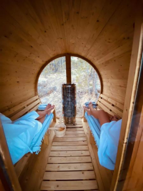 -THE GLEN - 7 Acre Mountain Oasis, 2 Cabins, Spa & Sauna! STUNNING & NEW